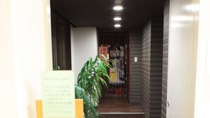 A hallway with a sign indicating the direction to the breakfast area. - Ascent Inn Sapporo (Sapporo)