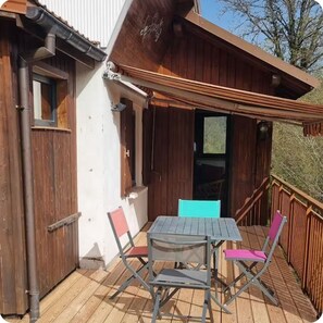 Outdoor dining - Cosy chalet on the edge of the forest (Bitschwiller-lès-Thann)
