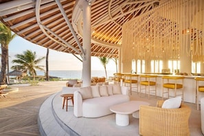 Outdoor dining - LUX Belle Mare Resort and Villas (Belle Mare)