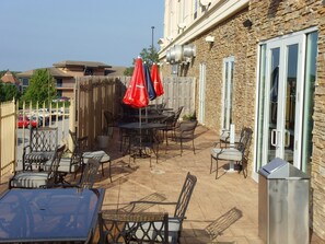 Outdoor dining - Holiday Inn Hotel and Suites Rogers Pinnacle Hills (Rogers)