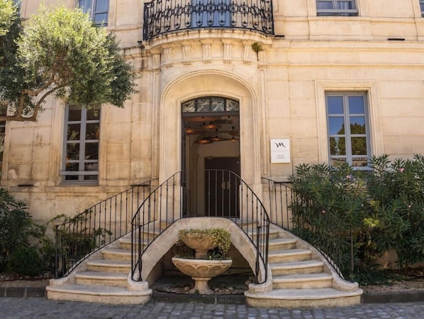 Exterior detail - Hotel Atrium (Arles)