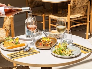 Outdoor dining - Hotel Atrium (Arles)