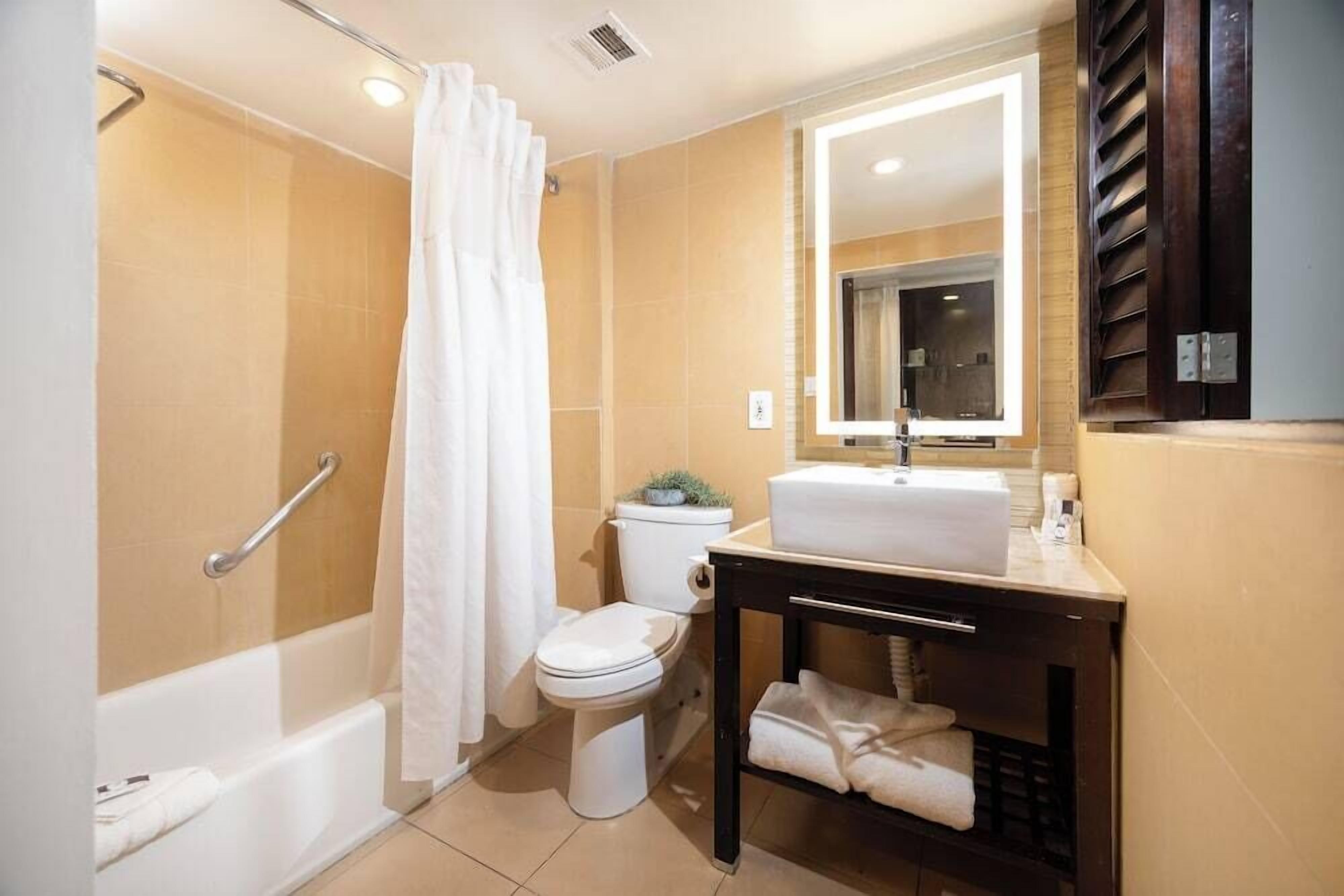 Un baño con bañera, inodoro y lavamanos.