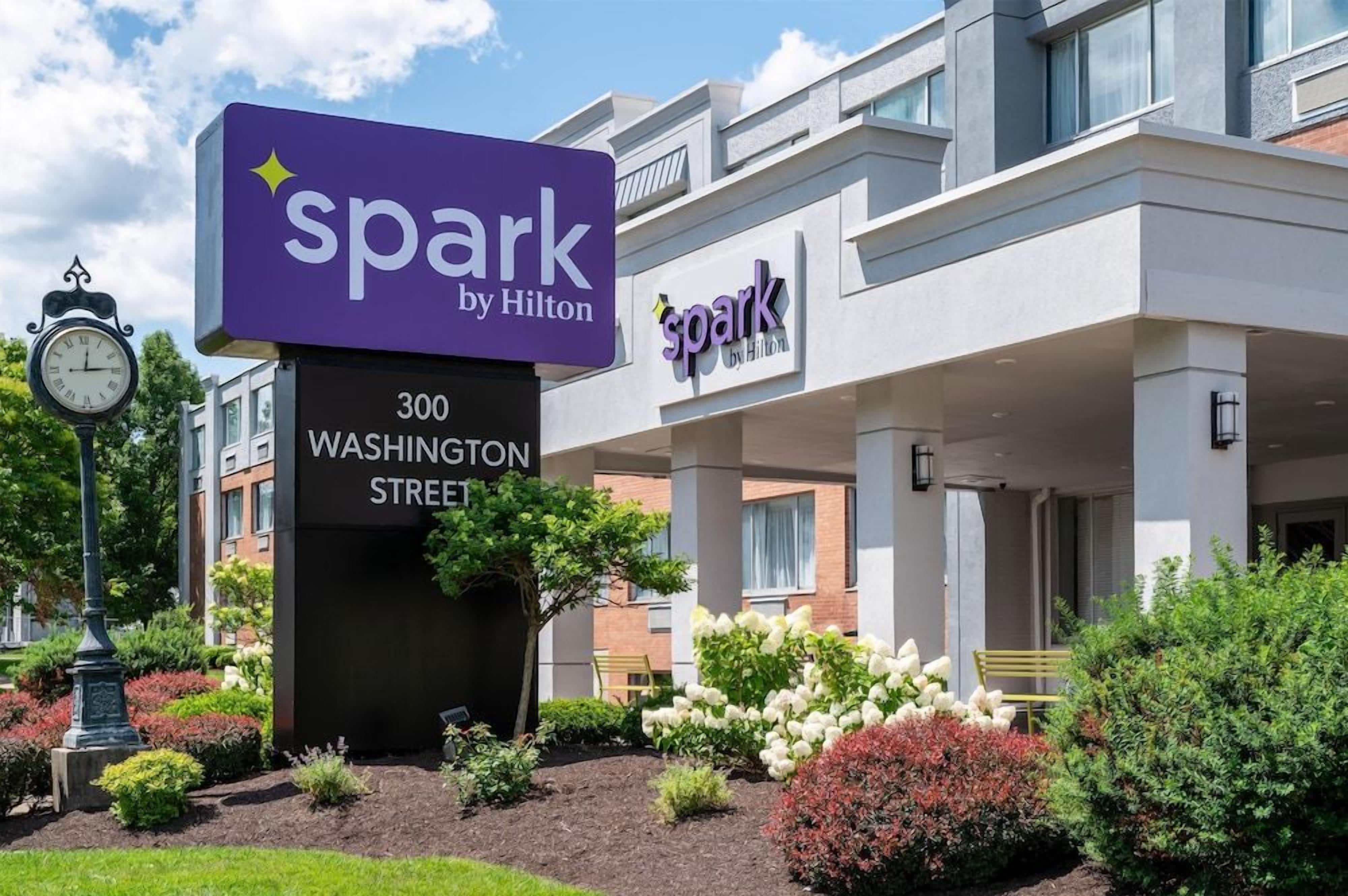 Een hotelingang met een bordje voor 'Spark by Hilton' aan het nummer 300 Washington Street.