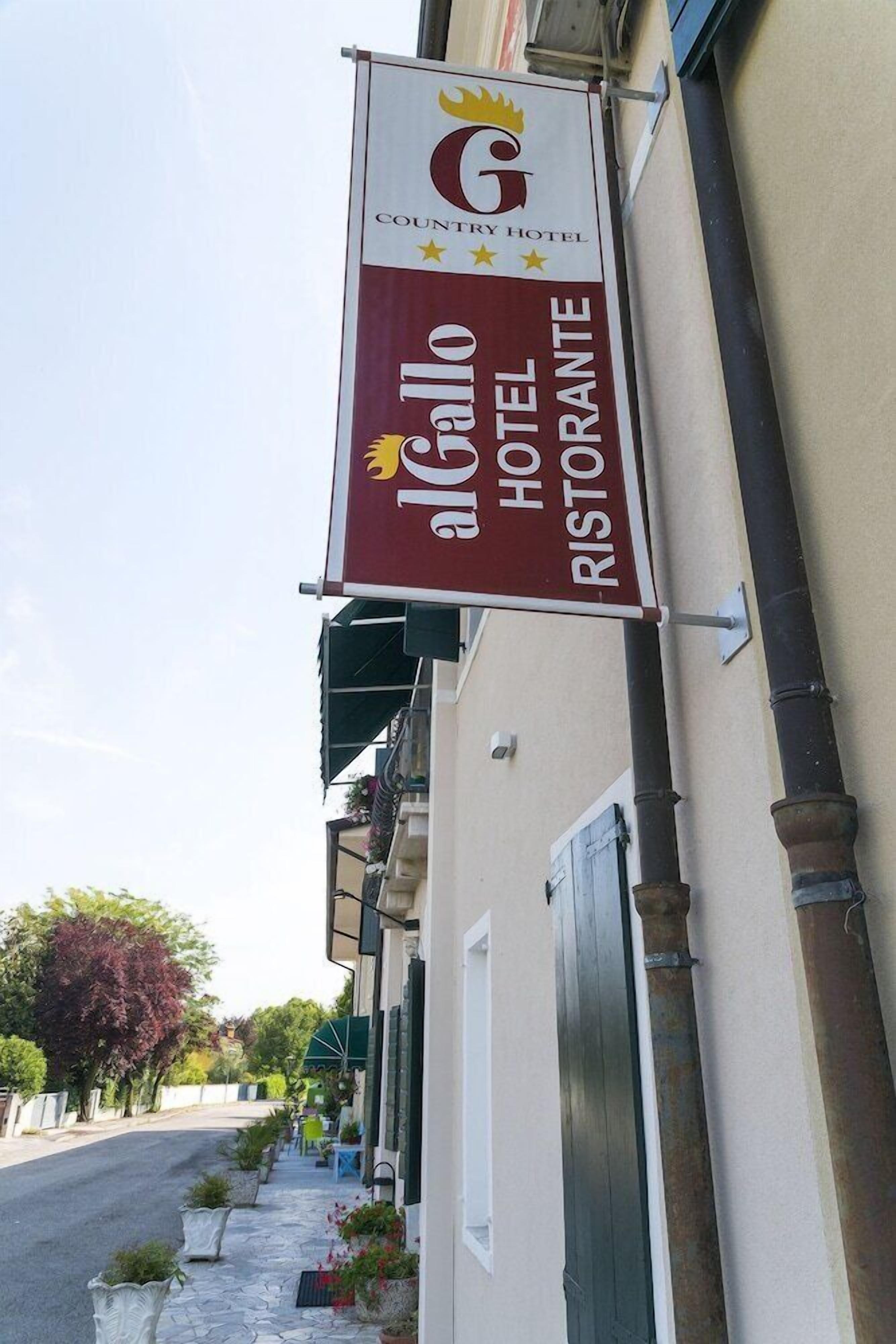 A hotel sign with a crown logo, indicating a country hotel.