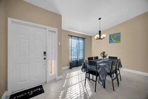 Dining - Spacious 4-bedroom and 2 baths house in marvelous Port St. Lucie with AC and all (Port St. Lucie)