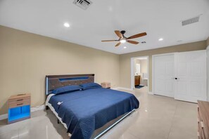 Iron/ironing board, WiFi, bed sheets - Spacious 4-bedroom and 2 baths house in marvelous Port St. Lucie with AC and all (Port St. Lucie)