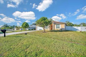 Exterior - Spacious 4-bedroom and 2 baths house in marvelous Port St. Lucie with AC and all (Port St. Lucie)