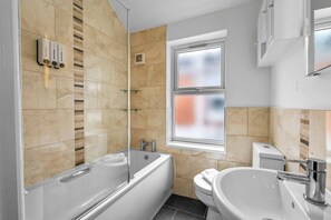 Bathroom - Spacious 5-Bedroom Home for Large Families& Groups (Worcestershire)
