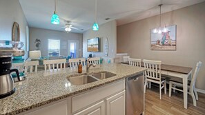 Interior - Ocean's 96 & Beautiful Place by Avantstay Sleeps 32, 2 Homes Heated Pool + Game Rooms + Balconies (Corpus Christi)