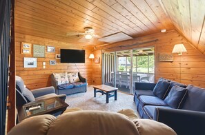TV - Chalet #80 Family Fun w Pools & Resort Perks (Stevensville)