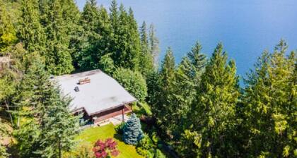 Lake View 3-Bed Retreat by Ainsworth Hot Springs