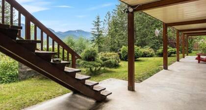 Lake View 3-Bed Retreat by Ainsworth Hot Springs