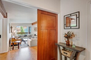 Televisión, chimenea y estéreo