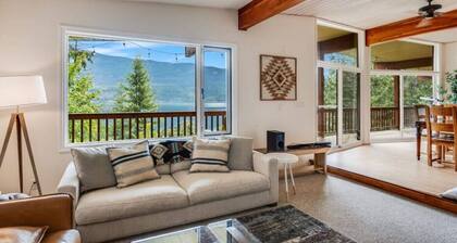 Lake View 3-Bed Retreat by Ainsworth Hot Springs