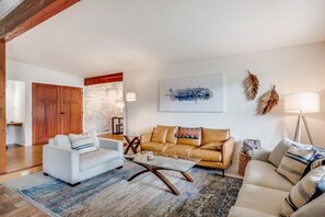 TV, fireplace, stereo - Lake View 3-Bed Retreat by Ainsworth Hot Springs (Central Kootenay D)