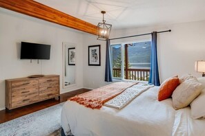 4 bedrooms, desk, iron/ironing board, travel crib