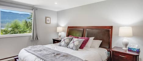 4 habitaciones, escritorio y tabla de planchar con plancha