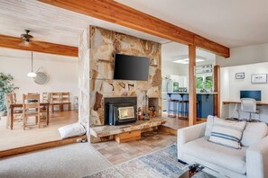TV, fireplace, stereo
