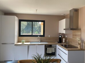 Kühlschrank, Mikrowelle, Ofen, Herdplatte