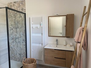 Dusche, Handtücher, Toilettenpapier