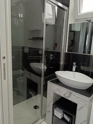 Hair dryer, towels, soap, toilet paper - Vrbo Property (San Pietro In Bevagna)