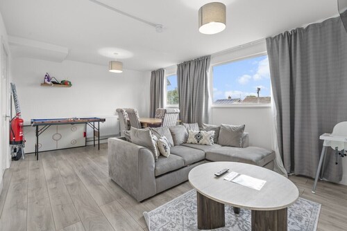 Cosy 3BR Flat With Free Parking Near Marina