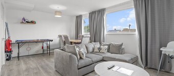 Cosy 3BR Flat With Free Parking Near Marina