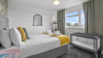Iron/ironing board, WiFi, bed sheets