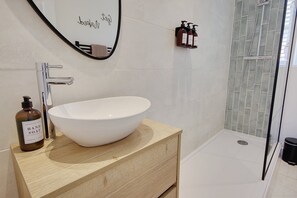 Suihku, hiustenkuivaaja, pyyhkeet, sampoo