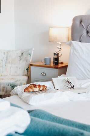 Desk, iron/ironing board, travel cot, WiFi - Bay Reach By Lil Blu Stays (Canford Cliffs)