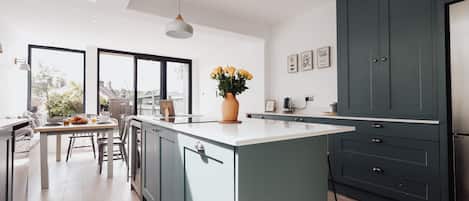 Réfrigérateur, four à micro-ondes, un four, surface de cuisson
