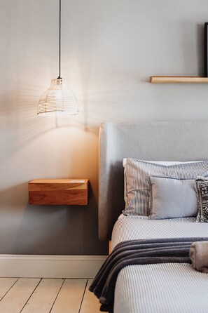 Iron/ironing board, travel cot, WiFi, bed sheets - Salterns House by Lil Blu Stays (Ashley Cross)