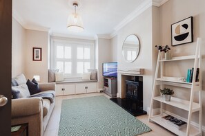 TV, stereo, offices - Salterns House by Lil Blu Stays (Ashley Cross)