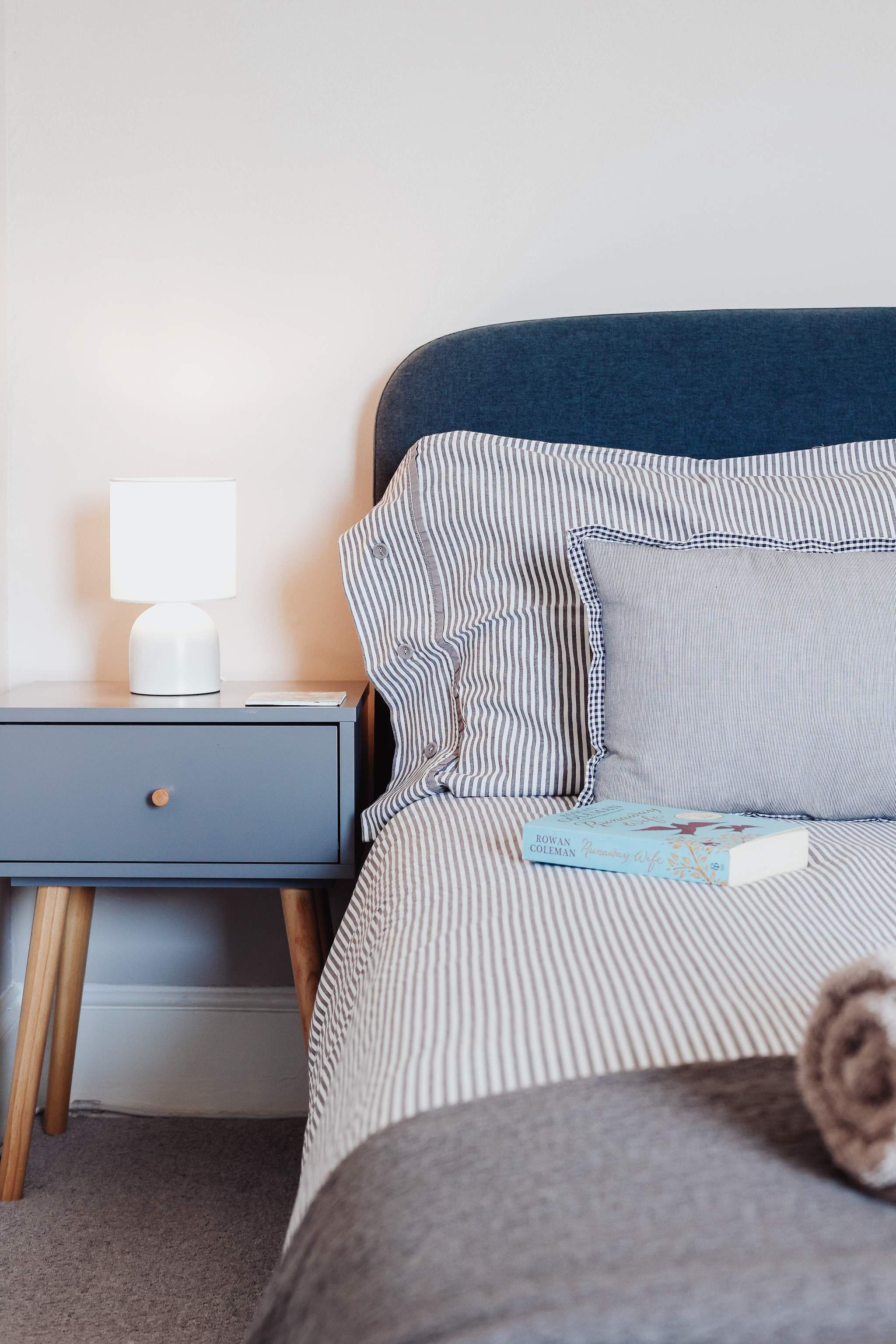 Tabla de planchar con plancha, cuna de viaje, wifi y ropa de cama