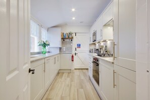 Fridge, microwave, oven, stovetop - The Coach House Branksome by Lil Blu Stays (Branksome Park)