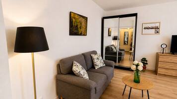 Studio Exclusif, balcon, vue cour intérieure | Coin séjour