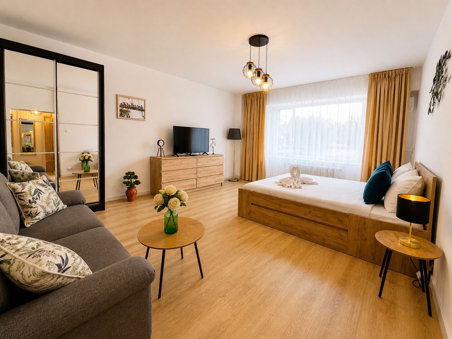Studio exclusif, balcon, vue sur la cour intérieure | Fer et planche à repasser, accès au Wi-Fi (inclus)