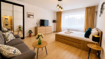 Studio exclusif, balcon, vue sur la cour intérieure | Fer et planche à repasser, accès au Wi-Fi (inclus)