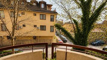 Studio exclusif, balcon, vue sur la cour intérieure | Restauration en plein air