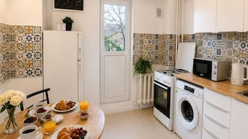 Exclusive Studio, Balcony, Courtyard View | Private kitchen