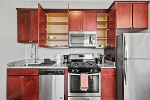 Wasserkocher mit Kaffee-/Teezubehör, Kühlschrank, Mikrowelle, Ofen