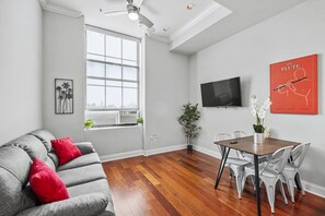 TV, offices - Cozy Modern 1BD | Near Reading Terminal | Sleeps 2 (Philadelphia)
