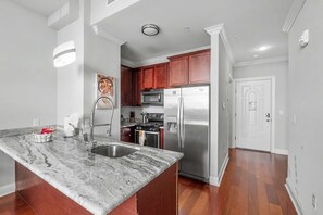 Wasserkocher mit Kaffee-/Teezubehör, Kühlschrank, Mikrowelle, Ofen
