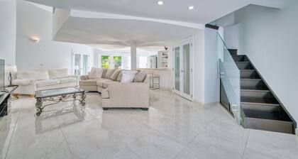 'Smurf Hut' Oasis 2 Bedroom Townhome