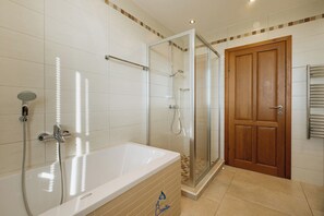 Douche, sĂšche-cheveux, bidet, serviettes fournies