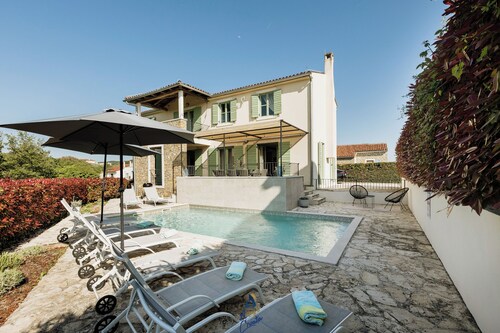 Villa Morgan – Luxury Villa with Heated Pool near Buje