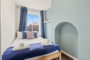 Room - Victorian 5-Bed Home| Loft |Walk to City & Cricket (Worcestershire)