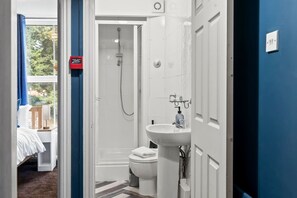 Bathroom - Victorian 5-Bed Home| Loft |Walk to City & Cricket (Worcestershire)