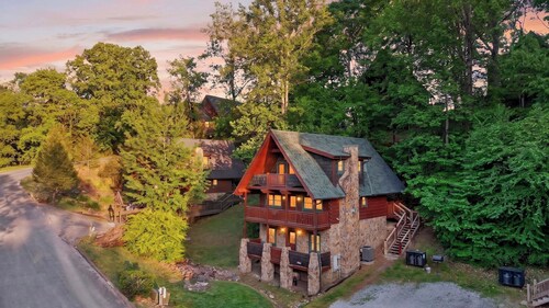 Smoky Mountain Playhouse by Avantstay Hot Tub + Luxe Cabin + Games + Views Pigeon Forge Area